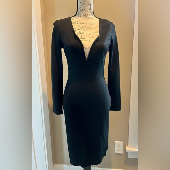 Lulu’s size M, deep plunge black dress - Picture 4 of 5